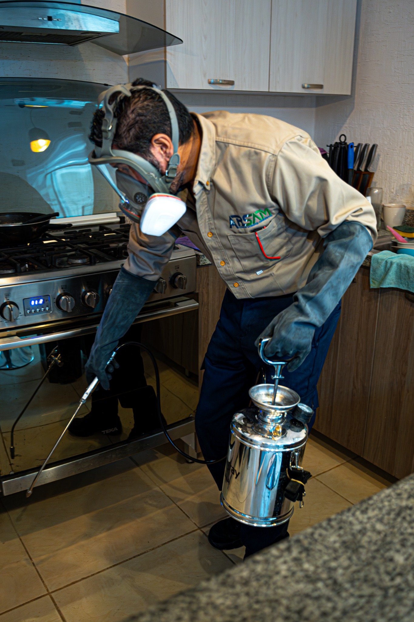 Aplicación profesional de control de plagas en cocina