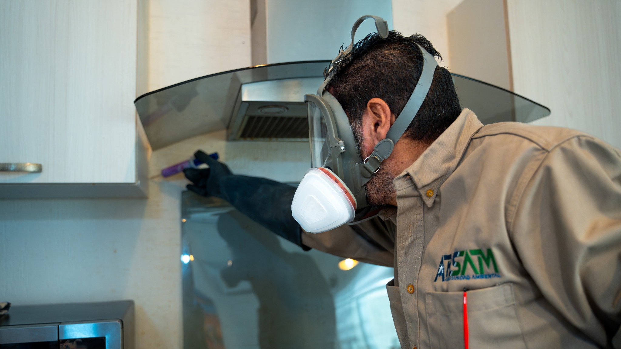 Técnico de ARSAM realizando una inspección profesional en cocina