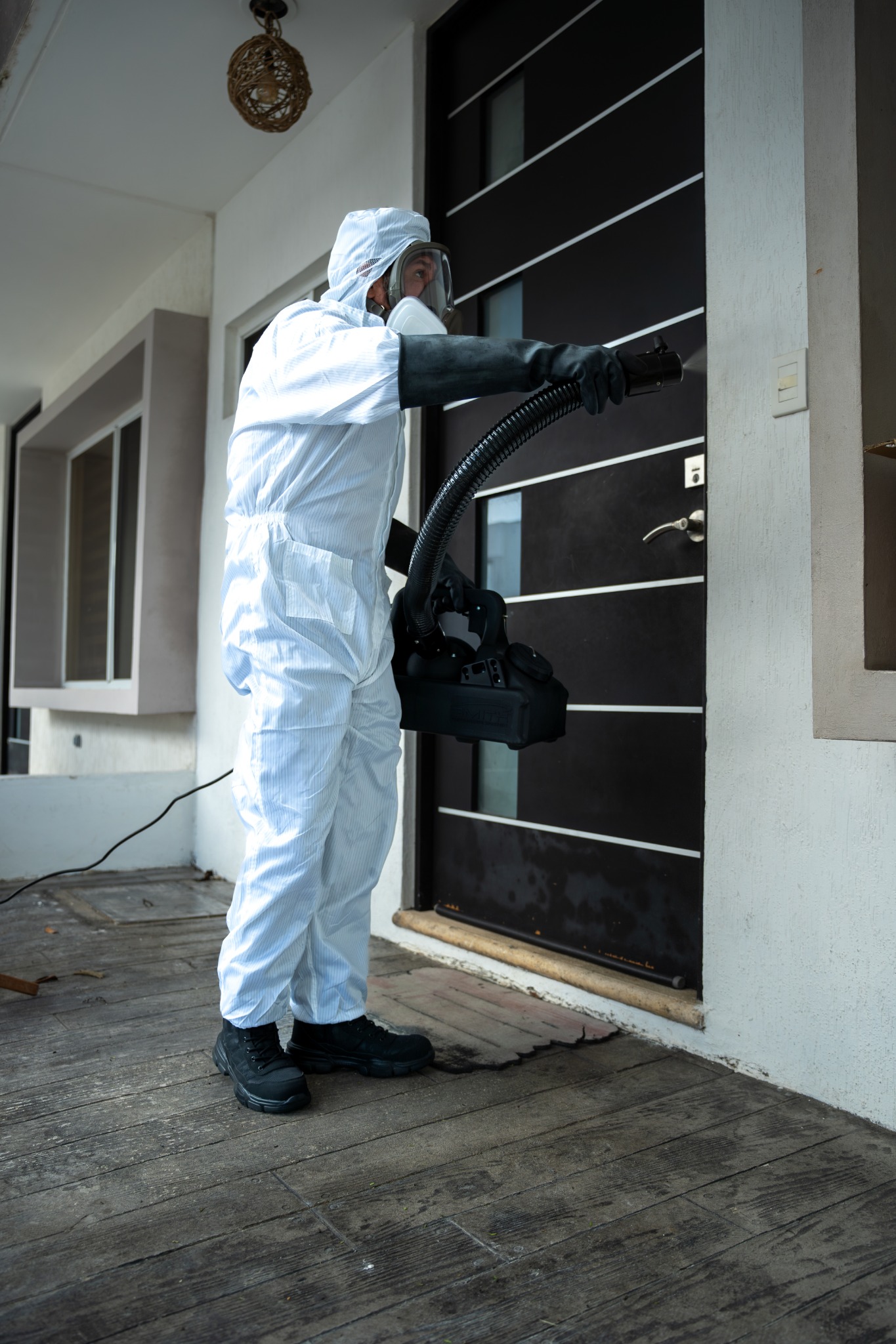 Técnico equipado realizando sanitización y desinfección profesional