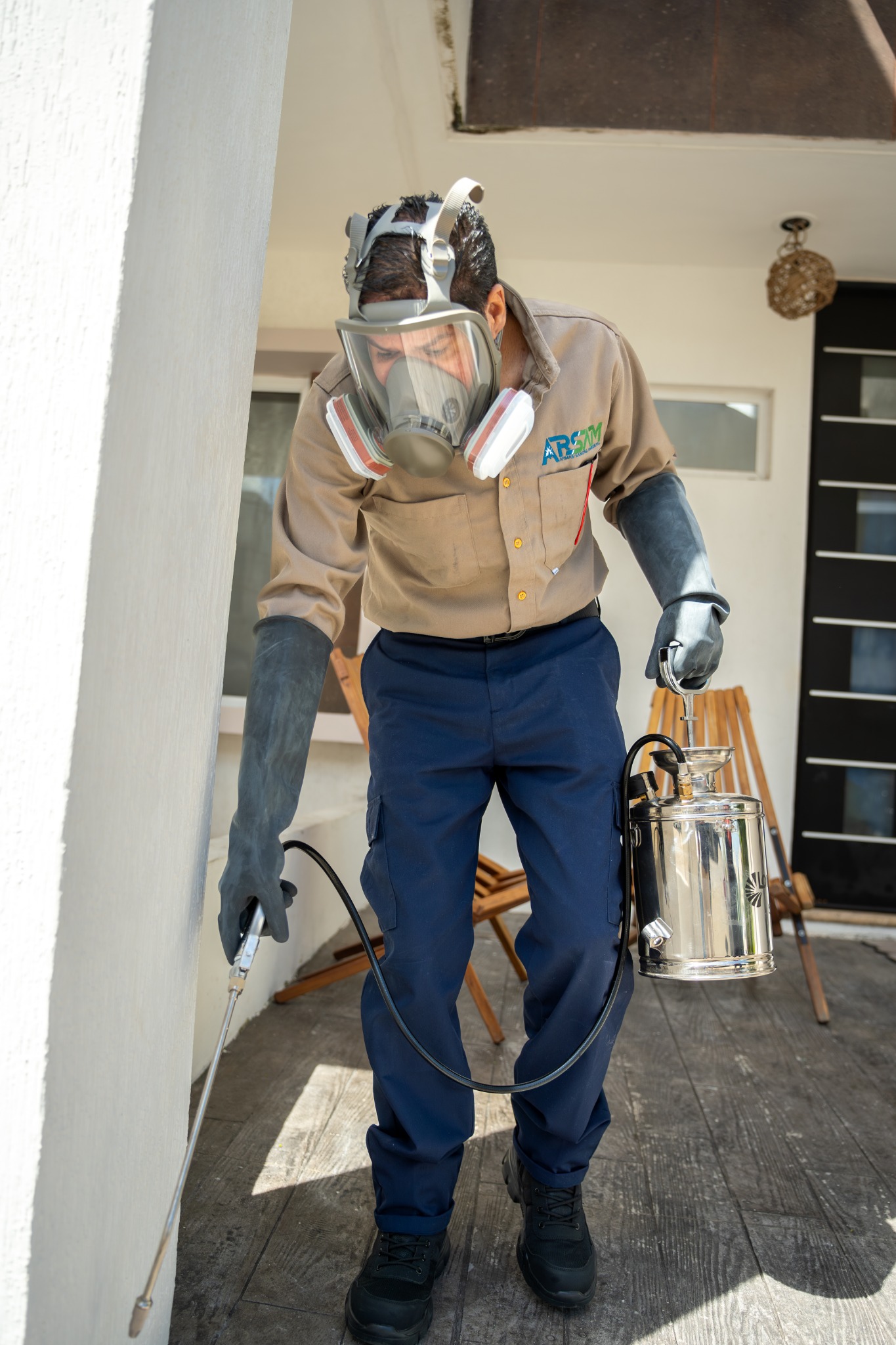 Técnico ARSAM aplicando tratamiento residual en una vivienda